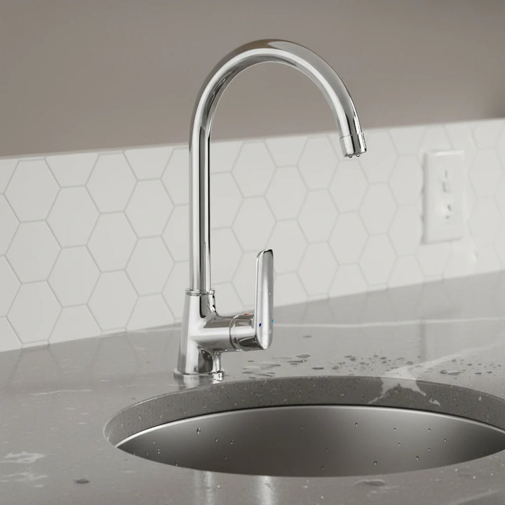 Chrome kitchen sink faucet with anti-limescale aerator and modern curved spout design